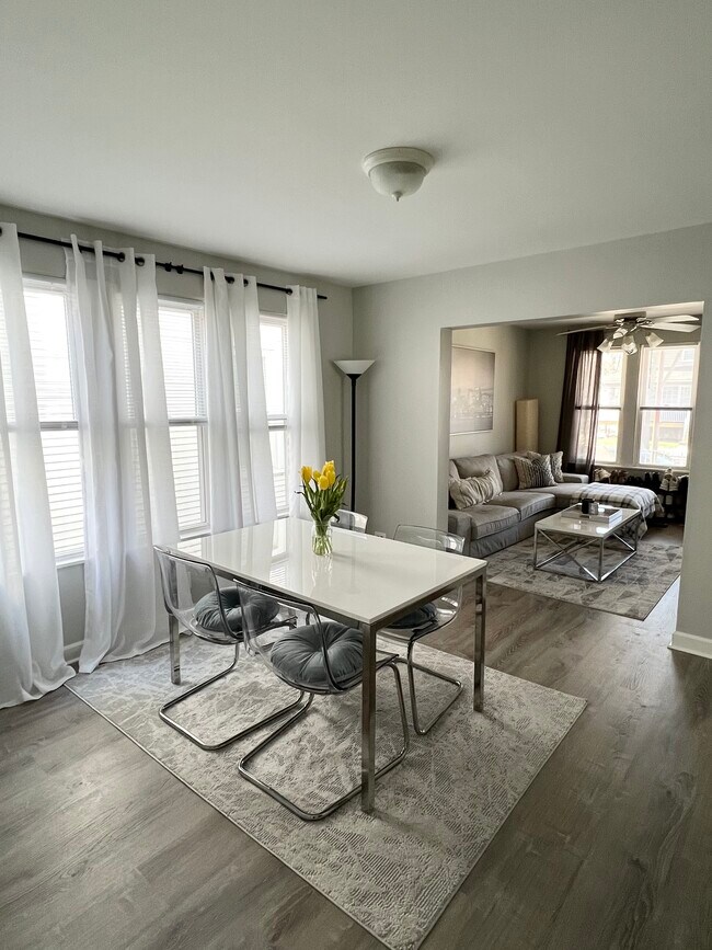 Building Photo - 5723 N Austin Ave