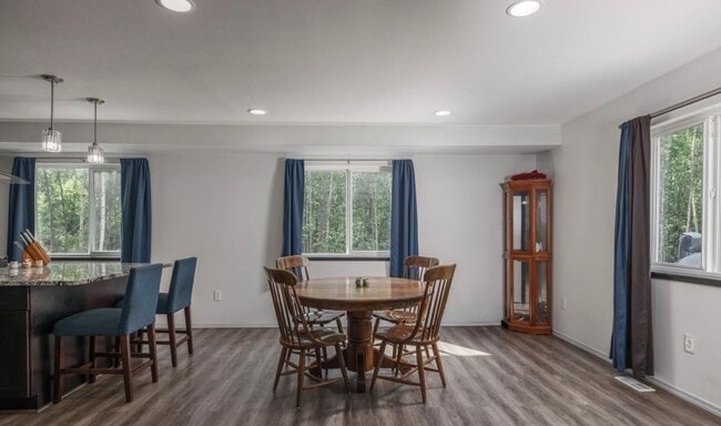 Foto del edificio - Single family home on 5 acres with a fenced back yard and Huge 3 car garage!  Gourmet Chefs Kitch...