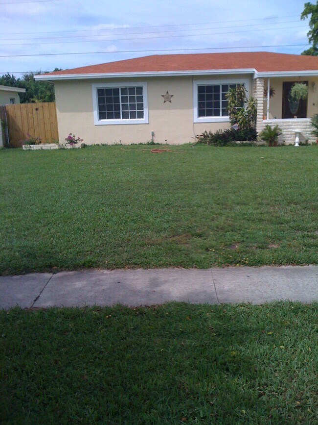 Building Photo - 16166 NE 10th Ave