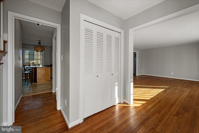 Foto del edificio - 641 W Country Club Dr