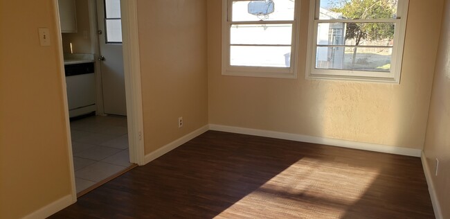 Building Photo - 2 bedrooms/1 bath with garage