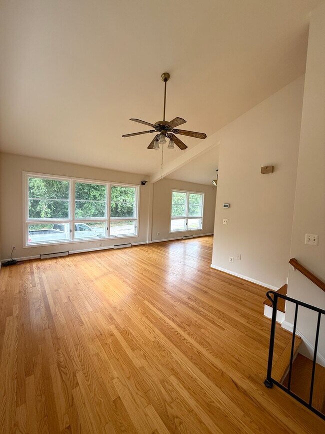 Foto del edificio - Bright & Spacious Home in the City