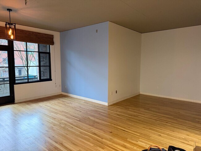 Foto del edificio - McKenzie Lofts - 2nd floor west facing Pearl District studio w/parking/storage/covered balcony