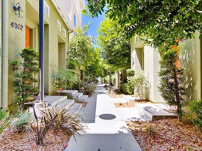 Foto del edificio - Spectrum Center, 2 Bed | 2 Bath Single Lev...