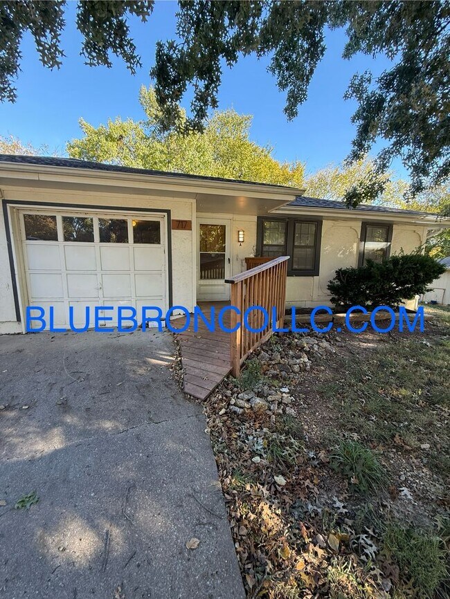 Building Photo - 717 NE Banner Dr