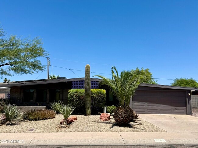Foto del edificio - 3702 E Paradise Dr