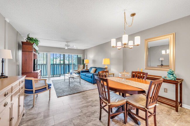 Building Photo - 2800 Cove Cay Dr