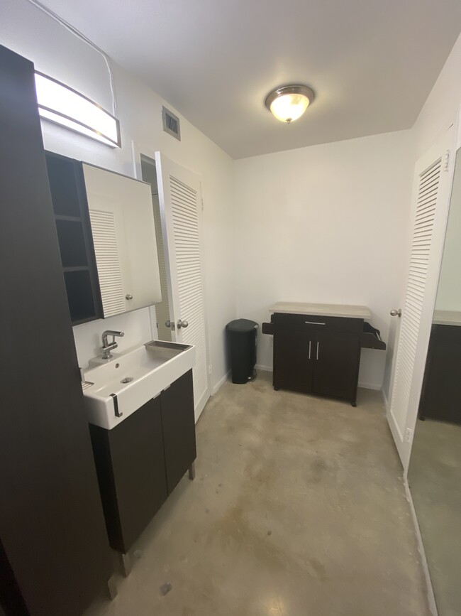 Building Photo - 9660 W Bay Harbor Dr