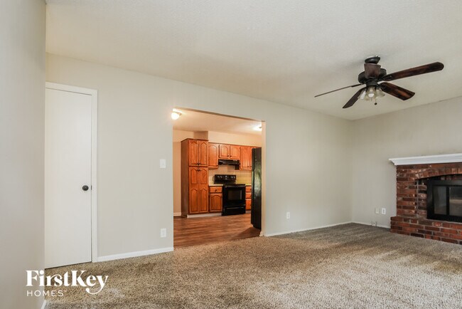 Building Photo - 706 N Redwood Dr