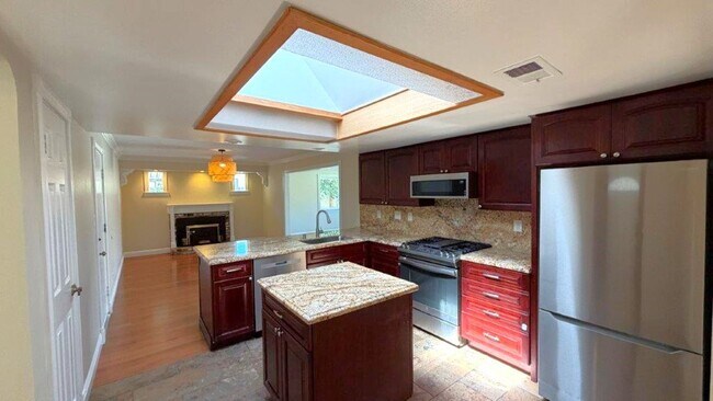 Foto del edificio - Beautiful Updated 4-Bedroom Martinez Home with Hardwood Floors,  Backyard & Gardener Included