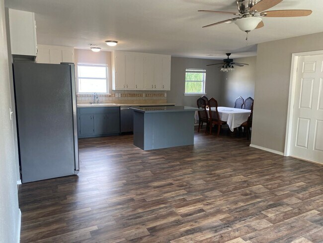 Building Photo - COMING SOON--4 BEDROOM TWO BATH IN OAK PAR...