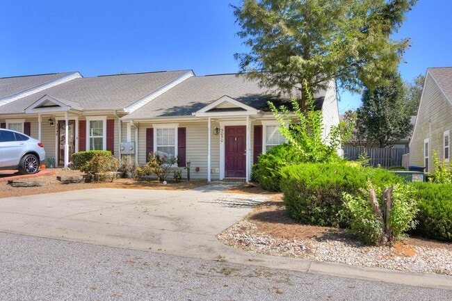 Building Photo - Updated 2 Bed 2 Bath Townhouse