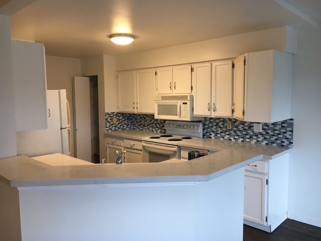 Kitchen 4 - 2572 14th Ave W