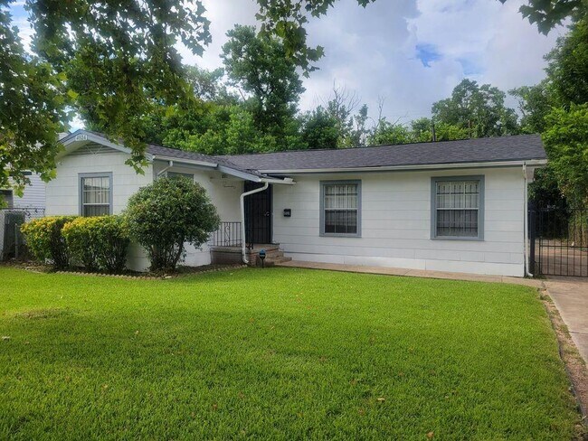 Building Photo - 4524 Dixie Dr