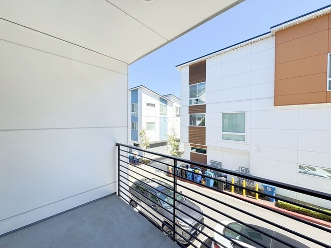 Photo - Stylish 3B3B Townhome in Prime NE Seattle ...