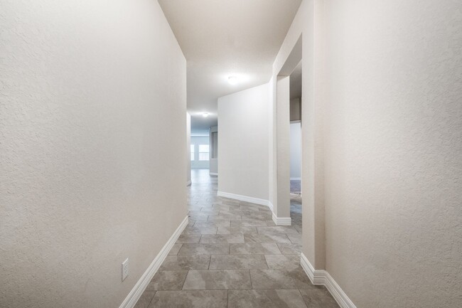 Foto del edificio - Waterford Park 4 Bed 2 Bath RENTAL