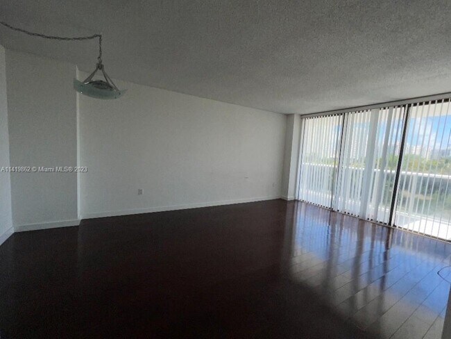 Foto del edificio - 3675 N Country Club Dr