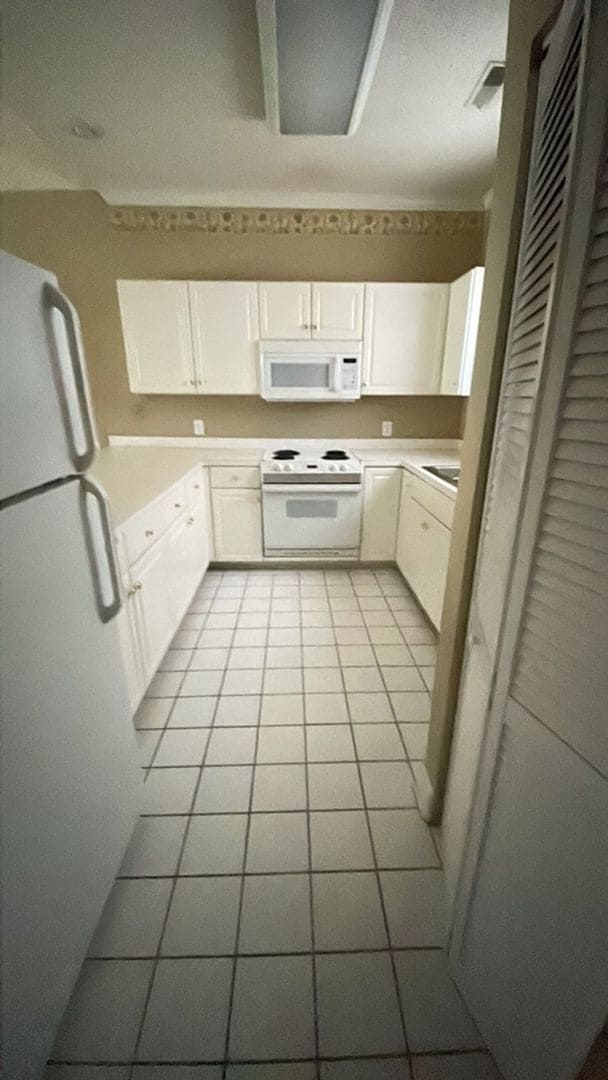 Building Photo - REDUCED! Large Unfurnished 2 Bedroom Condo...