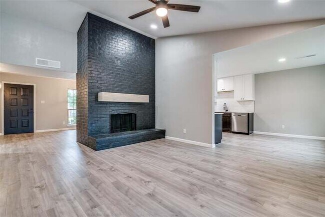 Building Photo - 2805 Edinburg Ln