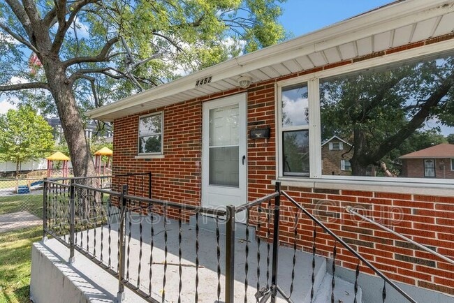 Building Photo - 4452 Eminence Blvd