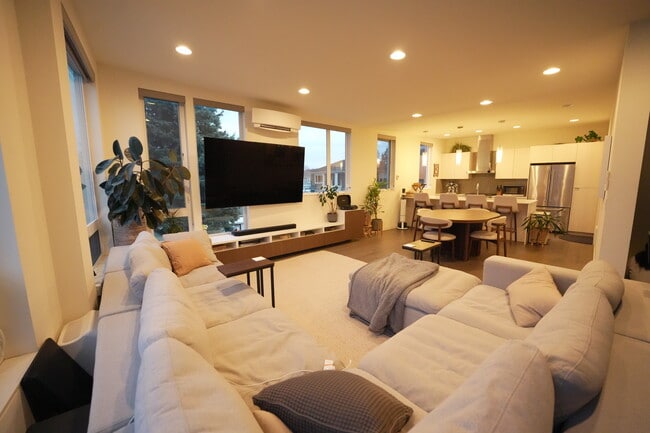 Foto del edificio - 2064 SW Charlestown St