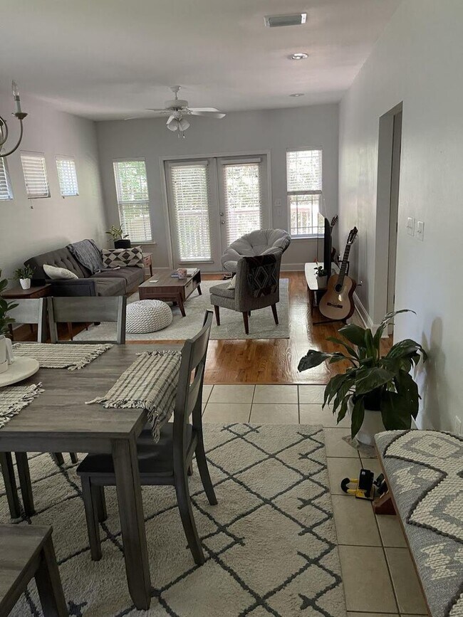 Foto del edificio - Spacious 3 Bedroom 2 Bath Townhome Close t...