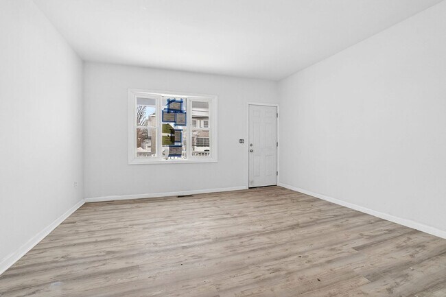 Building Photo - 398-400 N. Maple Ave