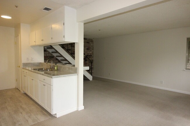 Foto del edificio - 2 Bedroom Condo on Coffey Lane