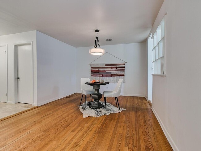Foto del edificio - 2644 Lakeside Dr