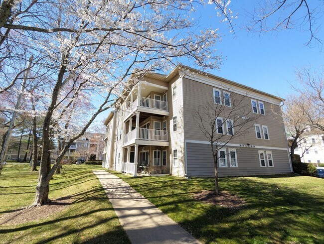 Foto del edificio - Beautifully maintained ground level condo in Germantown ready by mid April!