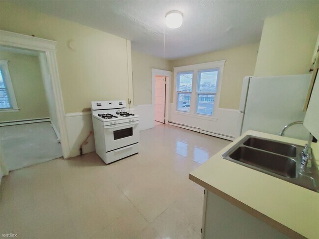 Building Photo - 1 br, 1 bath Condo - 176 Logan St Unit E
