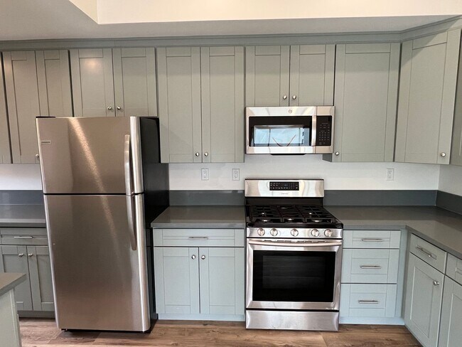 Foto del edificio - West 10th Escondido Triplex