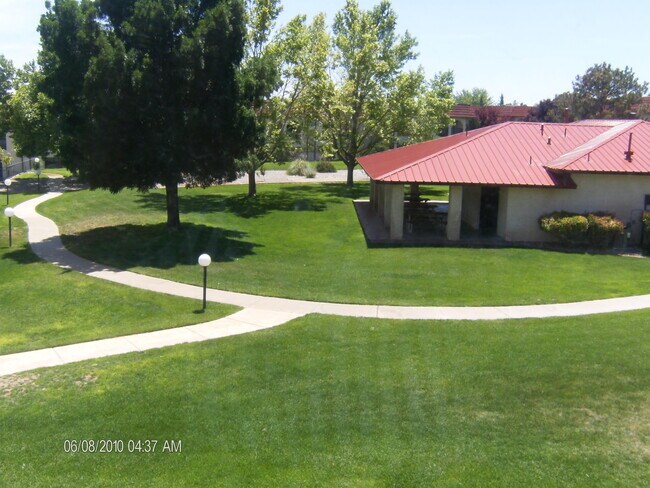Building Photo - 819 Country Club Dr SE