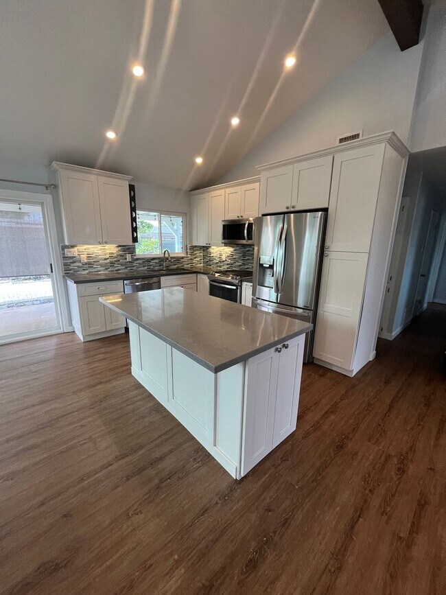 Building Photo - Charming 3 BD/2 BA single family home Avai...