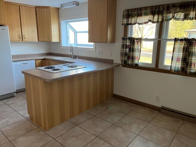 Building Photo - 6001 Queens Way