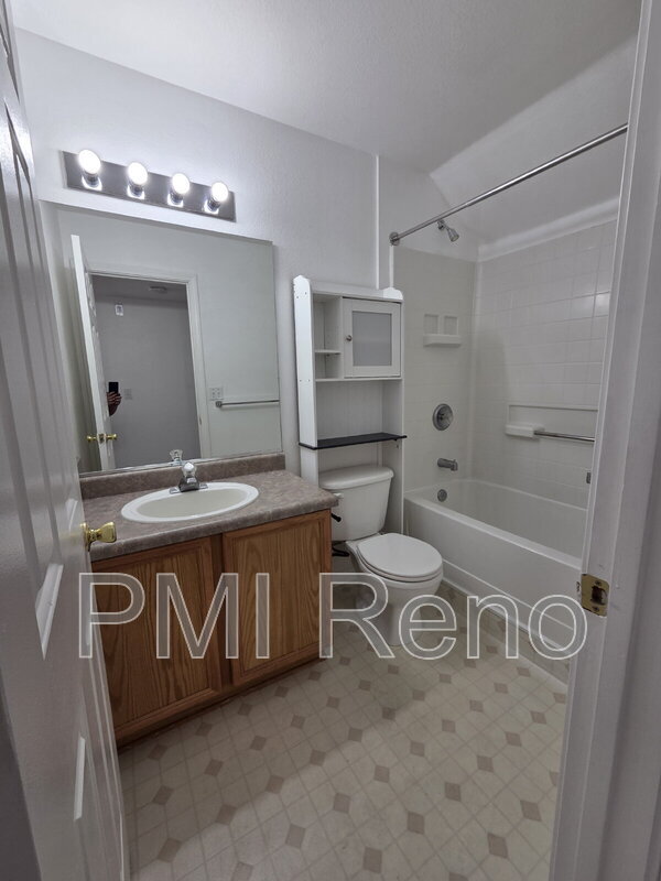 Foto del edificio - 421 Holcomb Ave