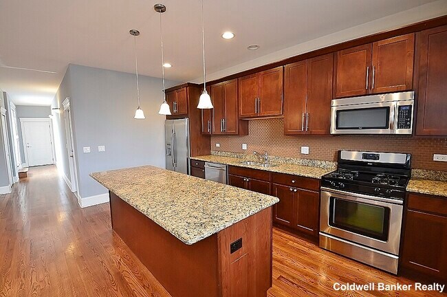 Building Photo - 2827 W Belden Ave