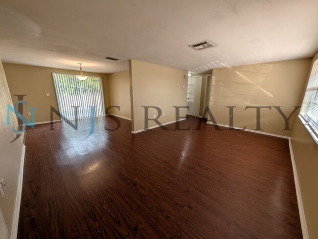 Foto del edificio - 2/2/1 1060 Sq. Ft with INDOOR LAUNDRY, a FULL garage, and fenced in yard!!