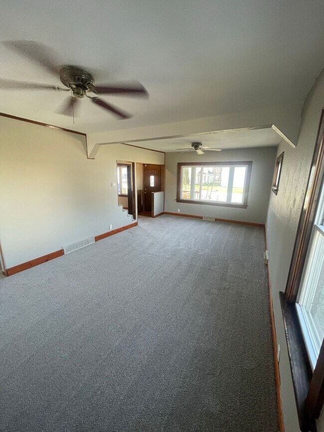 Building Photo - 3 Bedroom 1.5 Bath Single Family