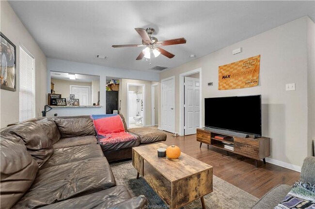 Foto del edificio - LOCATION!! LOCATION!! Walking Distance to ...