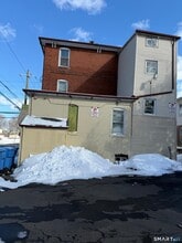 Building Photo - 198 Oak St