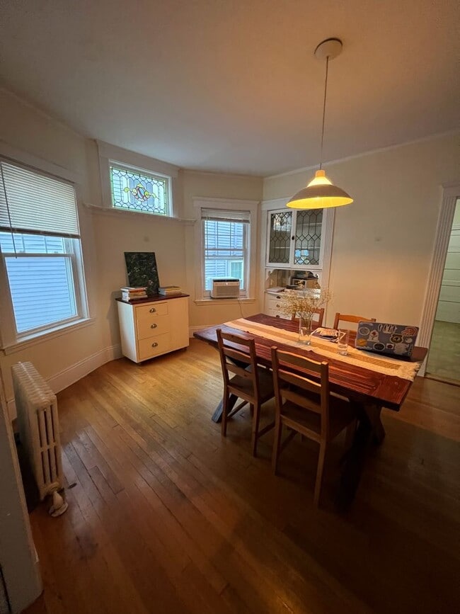 Building Photo - Charming duplex - Deck - Parking - Laundry