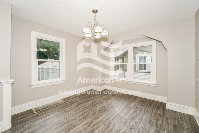 Foto del edificio - 560 Garry Rd