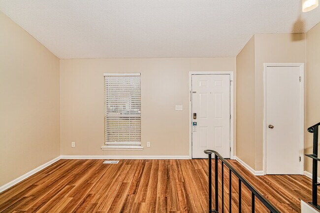 Building Photo - 1325 Turf Dr