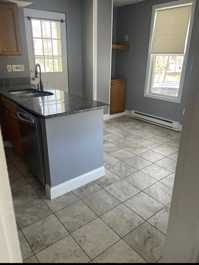 Building Photo - 1104 Pleasant St