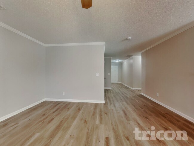 Foto del edificio - 6231 Creekbrooke Ct