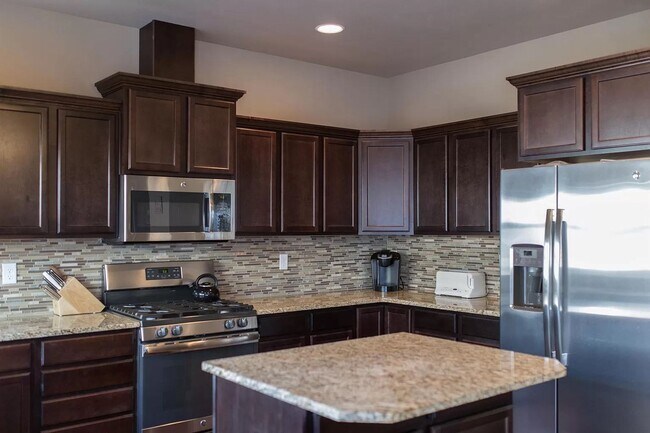 Building Photo - Serene 3-bedroom 2-bathroom Condo in the h...
