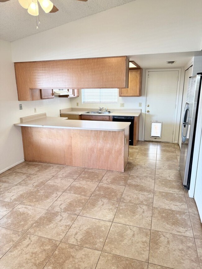 Building Photo - 3 Bedroom / 2 Bath Single Level Home in Ph...