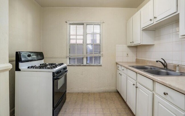 Foto del edificio - 8130 Middlepoint St