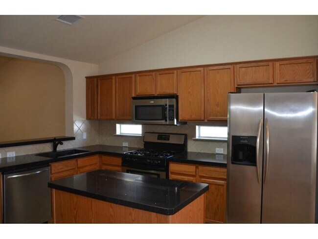 Foto del edificio - 3 Bedroom, 2 Bath, Single Story Home in Ce...